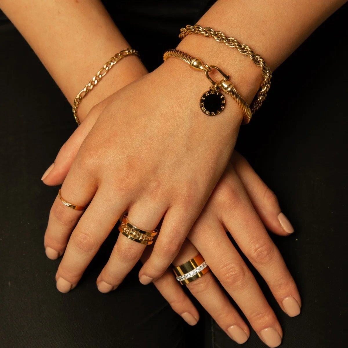 Brazalete Colgante Ônix Bañado en Oro 18K